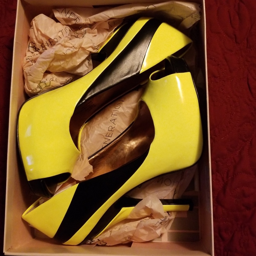 Bcbg peep toe